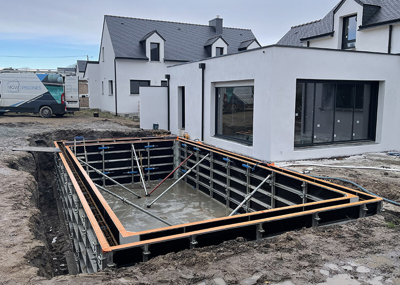 Construction en cours d'une piscine en béton banché vibré